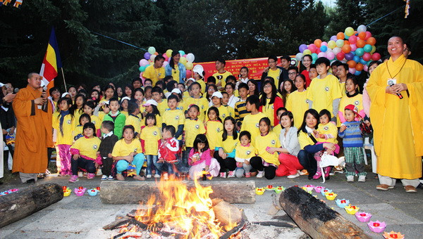 Người Việt ở Séc: Hướng thế hệ trẻ trở về nguồn cội ảnh 1