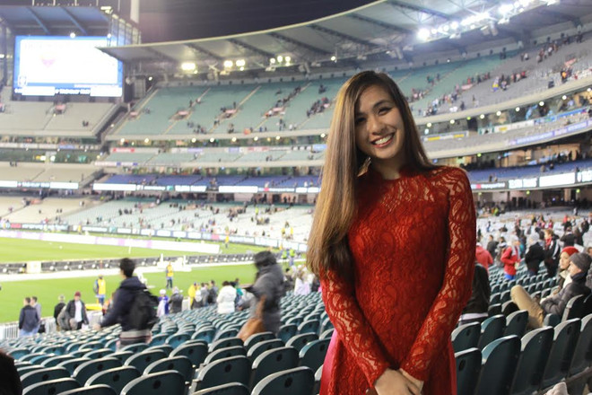 Cô gái 9X xinh đẹp mang áo dài Việt Nam “phủ sóng” địa cầu ảnh 1