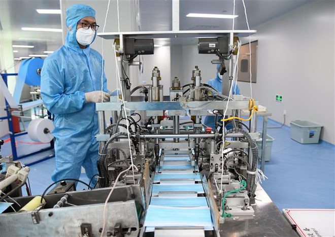 Một nhà máy sản xuất khẩu trang của Tập đoàn Y tế Naton ở Bắc Kinh, Trung Quốc. (Ảnh: THX/TTXVN) Trung Quốc: GDP giảm 6,8%, lần đầu tăng trưởng âm từ khi thống kê ảnh 1