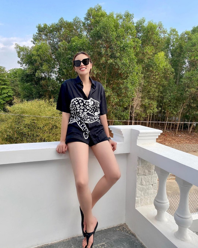 Trang phục thường ngày sang chảnh thời "trốn dịch" của mỹ nhân Việt ảnh 8