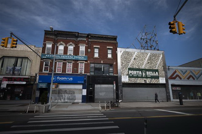 Các cửa hàng đóng cửa do dịch COVID-19 tại New York, Mỹ ngày 15/4/2020. (Ảnh: AFP/TTXVN) Mỹ: Thâm hụt ngân sách sẽ tăng khoảng 1.800 tỷ USD do dịch COVID-19 ảnh 1