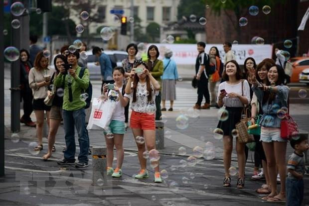 Khách du lịch tại Seoul của Hàn Quốc. (Ảnh: AFP/TTXVN) Hàn Quốc 'bơm' hơn 1 tỷ USD hỗ trợ ngành du lịch, công ty khó khăn ảnh 1