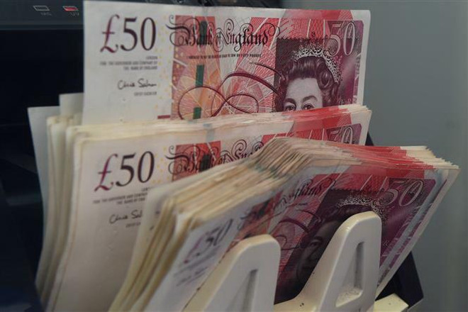 Kiểm đồng bảng Anh. (Ảnh: AFP/TTXVN) Financial Times: Kinh tế Anh chưa sẵn sàng cho Brexit cứng ảnh 1