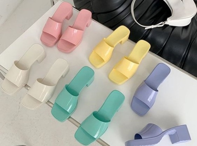 Sự trở lại của jelly sandals - cứu tinh mùa mưa cho tín đồ thời trang ảnh 2