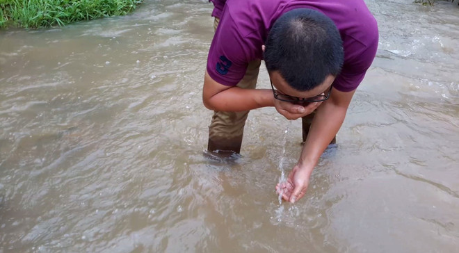 [Photo] Tôm cá chết bất thường đầu nguồn con suối đổ vào sông Đà ảnh 9