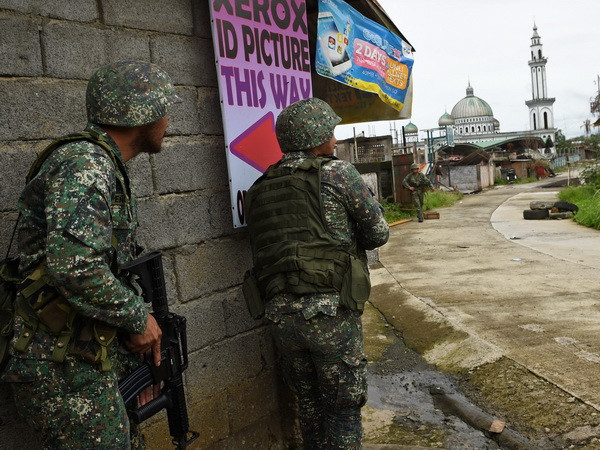 Quân đội Philippines đụng độ phiến quân, dân thường bỏ đi lánh nạn ảnh 1