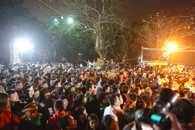 Hàng nghìn người trèo tường, vượt rào vào cúng sau lễ Khai ấn Đền Trần ảnh 2