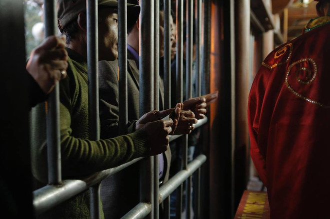 [Photo] Dòng người trật tự, xếp hàng xin ấn đền Trần cầu may ảnh 5