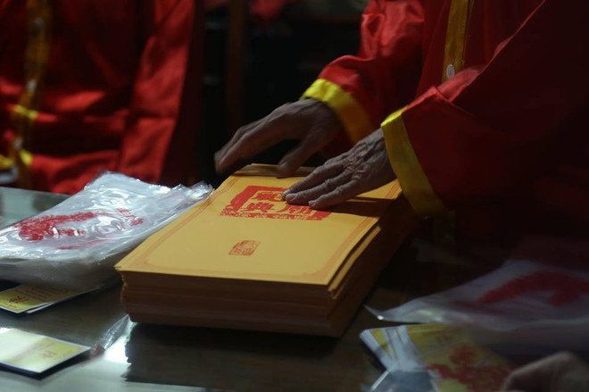 [Photo] Dòng người trật tự, xếp hàng xin ấn đền Trần cầu may ảnh 7