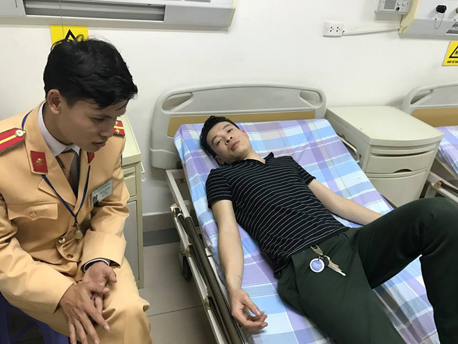 Cảnh sát giao thông cứu tài xế gặp nạn trên Đại lộ Thăng Long ảnh 1