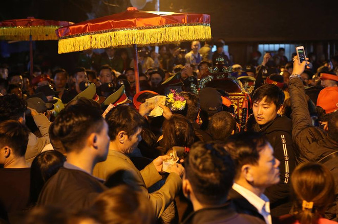 Hàng nghìn người trèo tường, vượt rào vào cúng sau lễ Khai ấn Đền Trần ảnh 8