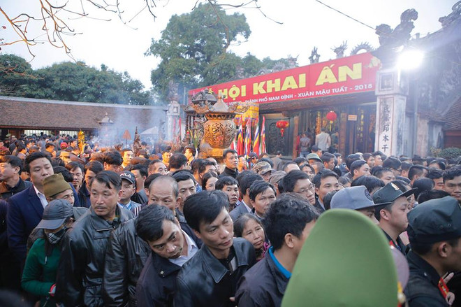 [Photo] Dòng người trật tự, xếp hàng xin ấn đền Trần cầu may ảnh 8