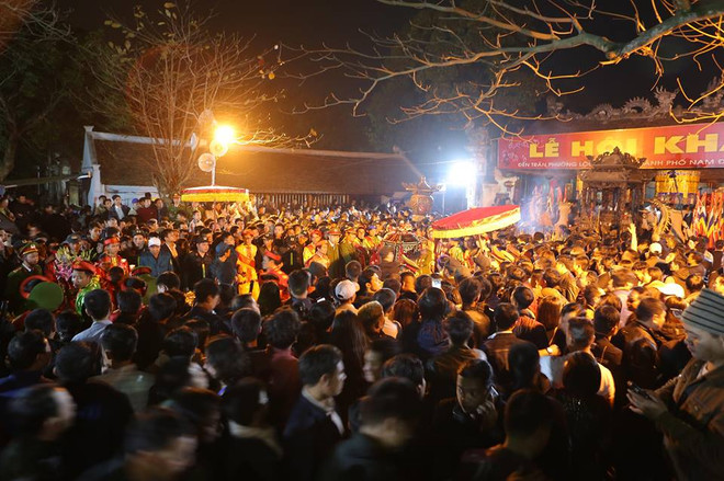 Hàng nghìn người trèo tường, vượt rào vào cúng sau lễ Khai ấn Đền Trần ảnh 5