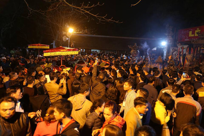 Hàng nghìn người trèo tường, vượt rào vào cúng sau lễ Khai ấn Đền Trần ảnh 13