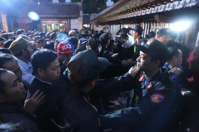 [Photo] Dòng người trật tự, xếp hàng xin ấn đền Trần cầu may ảnh 3