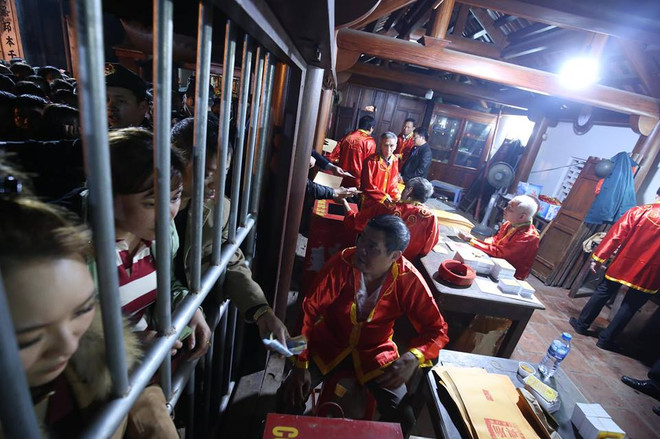 [Photo] Dòng người trật tự, xếp hàng xin ấn đền Trần cầu may ảnh 6