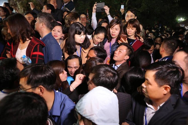 Hàng nghìn người trèo tường, vượt rào vào cúng sau lễ Khai ấn Đền Trần ảnh 9