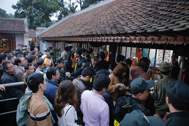 [Photo] Dòng người trật tự, xếp hàng xin ấn đền Trần cầu may ảnh 9