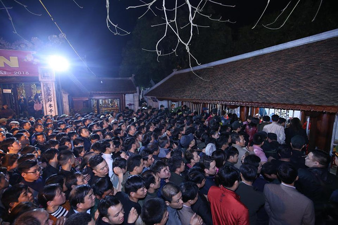 [Photo] Dòng người trật tự, xếp hàng xin ấn đền Trần cầu may ảnh 4