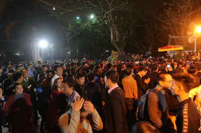 Hàng nghìn người trèo tường, vượt rào vào cúng sau lễ Khai ấn Đền Trần ảnh 6