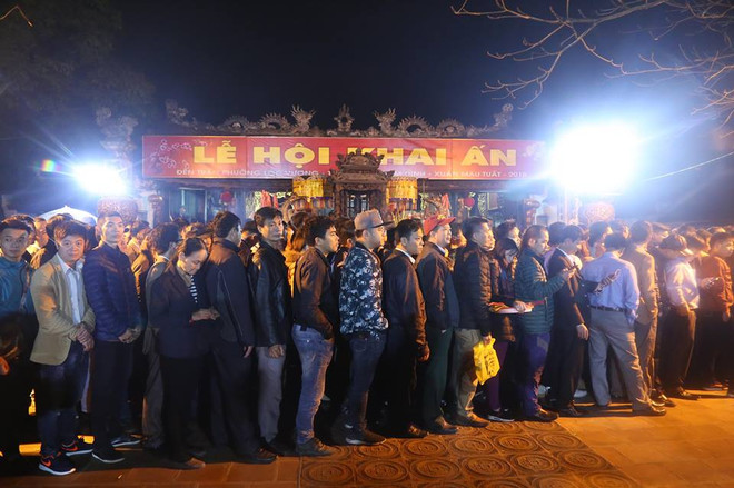 [Photo] Dòng người trật tự, xếp hàng xin ấn đền Trần cầu may ảnh 1