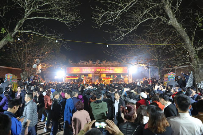 Hàng nghìn người trèo tường, vượt rào vào cúng sau lễ Khai ấn Đền Trần ảnh 1