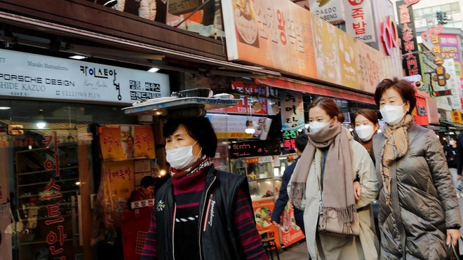 Khách hàng đeo khẩu trang đi chợ tại Seoul, Hàn Quốc. (Nguồn: Reuters) Hàn Quốc: Niềm tin tiêu dùng giảm xuống mức thấp nhất 6 tháng ảnh 1