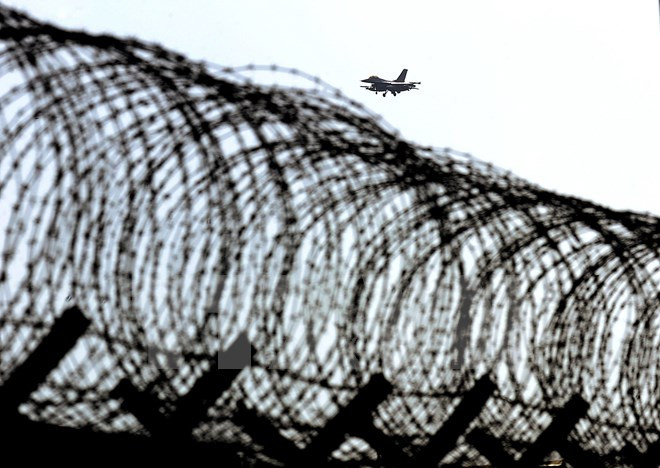 Mỹ chưa có quyết định về thiết lập vùng cấm bay tại Syria ảnh 1