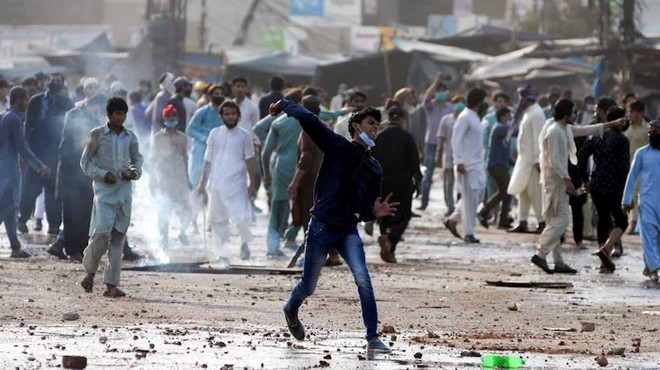 Đụng độ dữ dội tại Pakistan, 6 cảnh sát bị bắt làm con tin ảnh 1