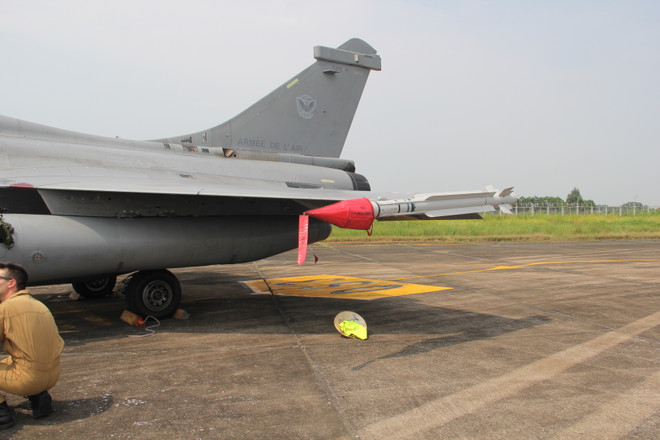 [Photo] Cận cảnh chiến đấu cơ Rafale của Pháp tại sân bay Nội Bài ảnh 5