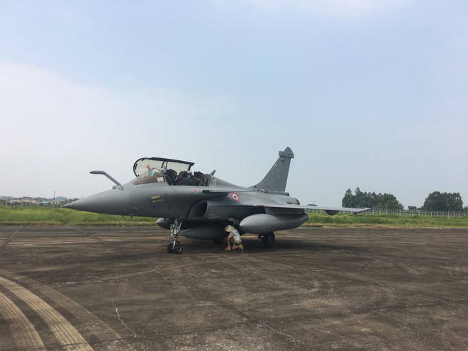 [Photo] Cận cảnh chiến đấu cơ Rafale của Pháp tại sân bay Nội Bài ảnh 9
