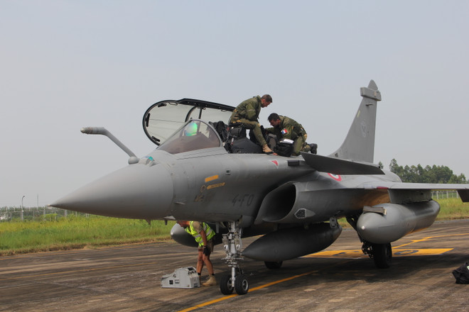 [Photo] Cận cảnh chiến đấu cơ Rafale của Pháp tại sân bay Nội Bài ảnh 4