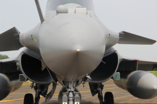 [Photo] Cận cảnh chiến đấu cơ Rafale của Pháp tại sân bay Nội Bài ảnh 10