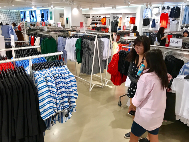 Một cửa hàng bán quần áo ở Singapore. Ảnh minh họa. (Nguồn: edukatesingapore.com) 4 người Việt bị bắt vì trộm cắp ở trung tâm mua sắm Singapore ảnh 1