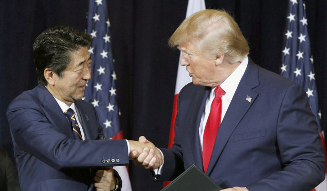 Thủ tướng Nhật Bản Shinzo Abe và Tổng thống Mỹ Donald Trump tại một cuộc gặp. (Nguồn: Kyodo) Nhật-Mỹ kỷ niệm 60 năm ký hiệp ước an ninh, cam kết củng cố liên minh ảnh 1