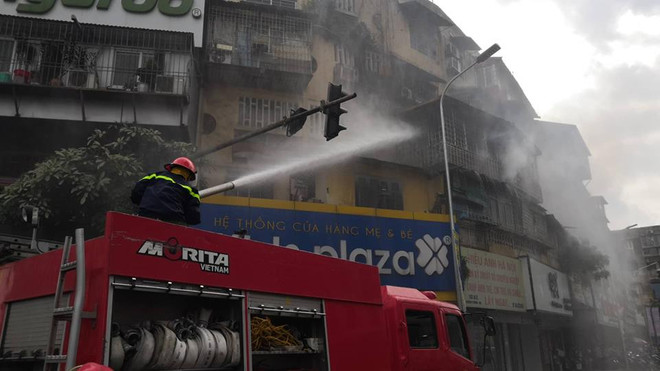 Hà Nội: Người dân hoảng hốt vì khu tập thể cũ “bốc hỏa” ảnh 2