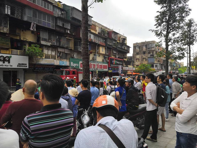 Hà Nội: Người dân hoảng hốt vì khu tập thể cũ “bốc hỏa” ảnh 4