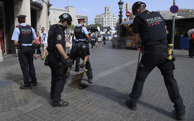Tấn công tại Tây Ban Nha: Nhóm khủng bố đã chế tạo 100kg thuốc nổ TATP ảnh 1