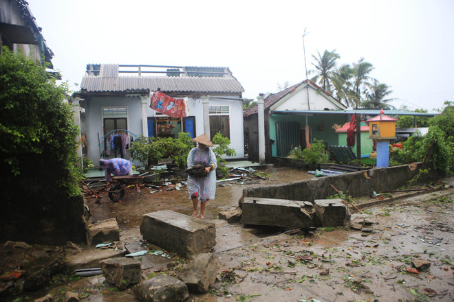 Hơn 600 ngôi nhà tại Huế bị tốc mái sau khi bão số 10 đổ bộ ảnh 1