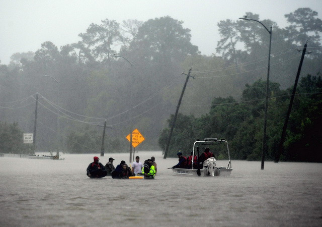 Ông Trump liệu có thừa nhận liên hệ giữa biến đổi khí hậu và bão lụt? ảnh 2