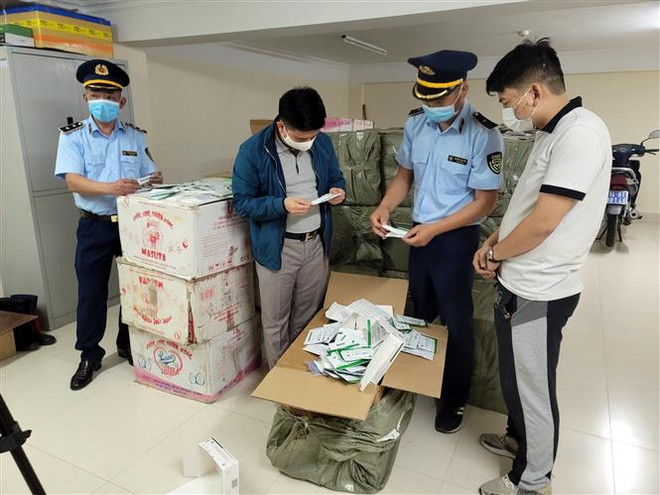 Quảng Ninh phát hiện 46.000 bộ kit xét nghiệm COVID-19 không nguồn gốc ảnh 1