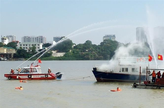 Diễn tập phương án phòng cháy, chữa cháy và cứu nạn trên sông Hồng ảnh 1