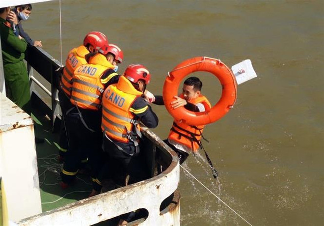 Diễn tập phương án phòng cháy, chữa cháy và cứu nạn trên sông Hồng ảnh 2