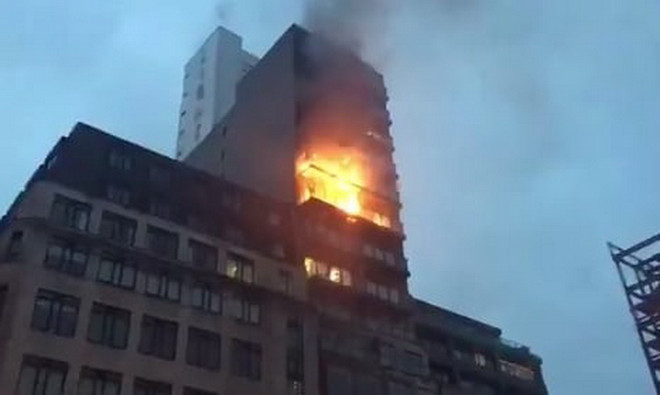 Anh: Cháy tòa nhà 12 tầng tại Manchester, một người bị thương ảnh 1