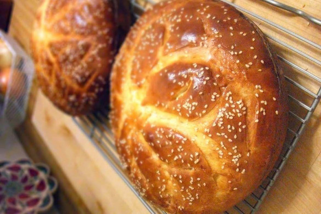 Hy Lạp đón Năm mới với chiếc bánh truyền thống khổng lồ nặng 2,5 tấn ảnh 1