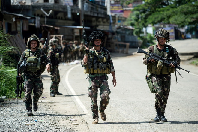 Binh sỹ Philippines tuần ra tại Marawi, Mindanao ngày 13/6. (Nguồn: AFP/TTXVN) Philippines bắt thành viên cấp cao của nhóm phiến quân có quan hệ IS ảnh 1