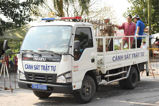 Các phương tiện đi như thế nào trong lễ khai ấn Đền Trần? ảnh 3