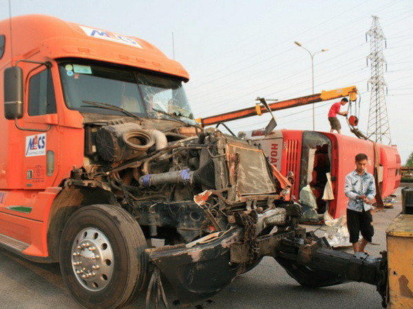 Hải Phòng: Xe container húc ngang xe khách, 40 người bị thương ảnh 2