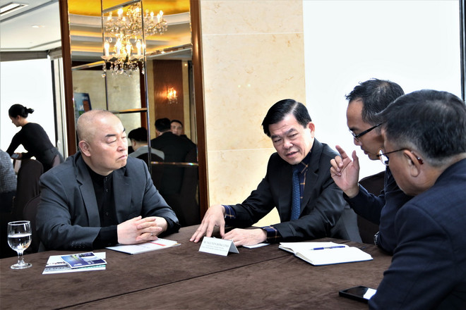 Bí thư tỉnh ủy Đồng Nai Nguyễn Hồng Lĩnh làm việc với các nhà đầu tư Hàn Quốc. (Ảnh: Khánh Vân/TTXVN) ttxvn-dong nai3.jpg