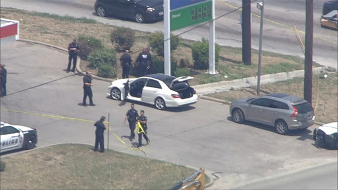 Mỹ: Xả súng trên đường phố Dallas, 2 hành khách đi Uber trúng đạn ảnh 1